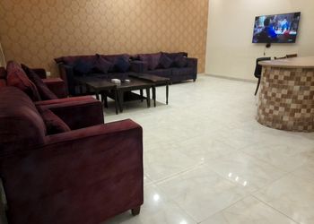 شاليه بجلسة تطل على مسبح خارجي 