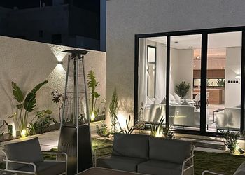 شاليه بمسطح اخضر وجلسة خارجية 