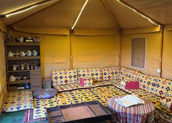 استراحة بمسبح داخلي وجلسة خارجية 