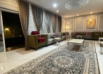 استراحة بمجالس واسعة ومسطح اخضر