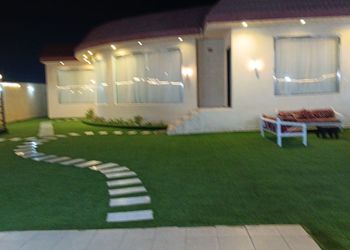 شاليه بمسطح اخضر وجلسة خارجية
