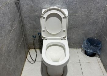 غرفة بسرير مفرد واثاث بسيط