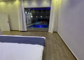 شاليه قسمين بمسبحين وألعاب مائية