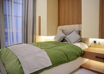 شقة بغرفة معيشة وغرفتين نوم 