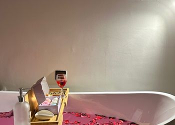 استديو بتصميم هادئ وسرير مريح 
