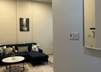 شقة بصالة انيقة وغرفة نوم 