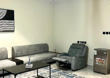 شقه بسرير ماستر وفناء خارجي 