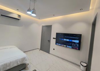 استديو بأثاث مريح وبسيط 