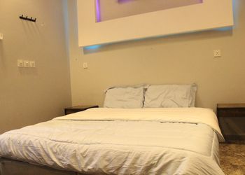 شاليه بمسطح اخضر وجلسة خارجية