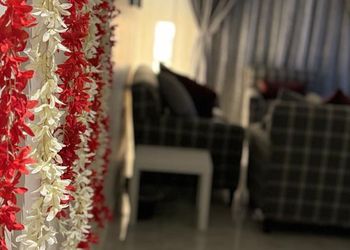 شقة بصالة وثلاث غرف نوم وباثاث بسيط