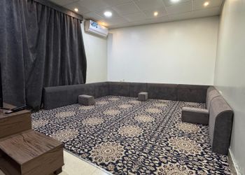 شالية بجلسة مطلة على المسبح