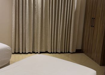 شقة بغرفة معيشة وغرفتين نوم 