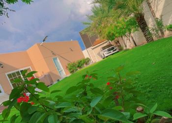 استراحة بمجالس واسعة ومسطح اخضر