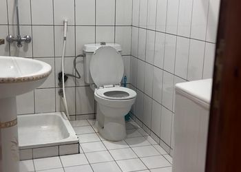 شقة بصالة مريحة وغرفتين نوم 