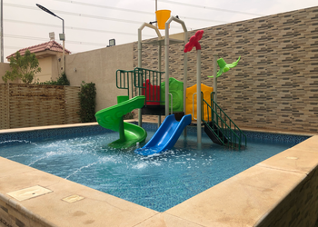 شاليه بمسطح اخضر وجلسات خارجيه