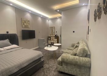 استديو بجلسة جانبية ودخول ذاتي 
