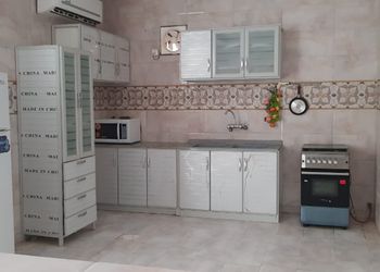 شاليه بمسطح اخضر ومسبح 