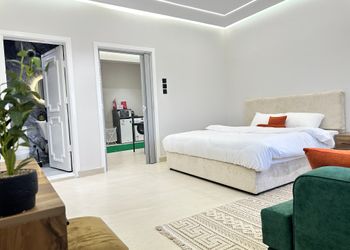 استديو بأثاث مريح وبسيط 