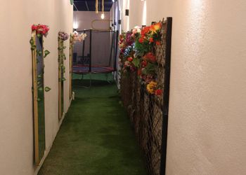شاليه بمسطح اخضر وجلسة خارجية 