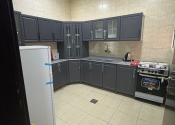 شقة بغرفة معيشة وغرفتين نوم 