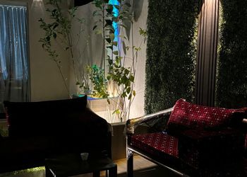 شاليه بمسطح اخضر ومسبح 