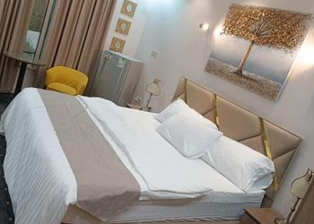 استديو بسرير ماستر وأثاث مريح 