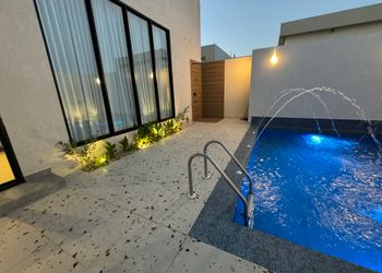 شاليه بتصميم أنيق ومسبح خارجي
