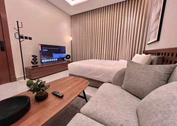 استديو بسرير مريح وتصميم هادئ 