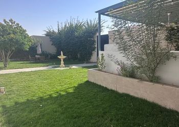 شاليه بجلسة خارجية وألعاب أطفال 
