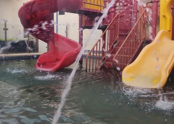 شاليه بجلسة تطل على مسبح خارجي  