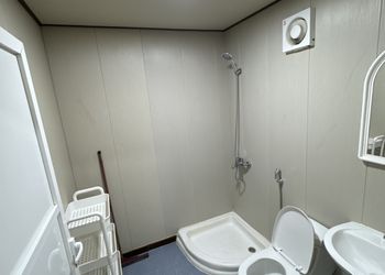 استراحة بجلسات خارجية ومسطح اخضر
