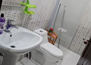 شقة بصالة وثلاث غرف نوم