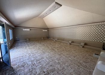 مزرعة بمسطحات خضراء وجلسة خارجية