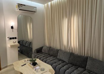 استديو بأثاث مريح وبسيط 