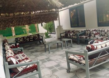 شاليه بجلسة خارجية ومسطح اخضر