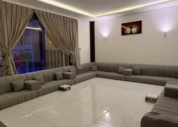 شاليه بمسطح اخضر وجلسة خارجية 