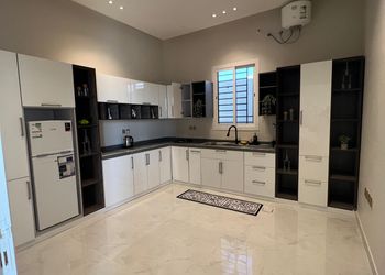 شالية بمجلس واسع ومسبح خارجي 