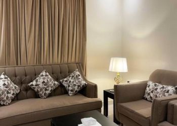 شقة بصالة جلوس وغرفة نوم مريحة 