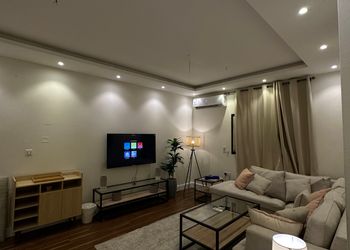 استديو بأثاث مريح وبسيط 