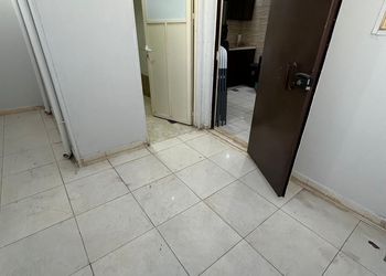 شقة بصالة جلوس وغرفتين نوم 