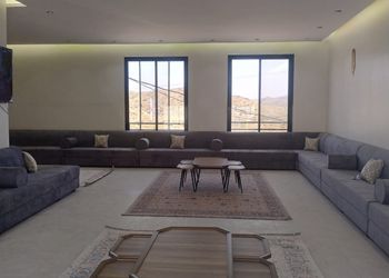 شالية بمجلس مطل على الفناء الخارجي 