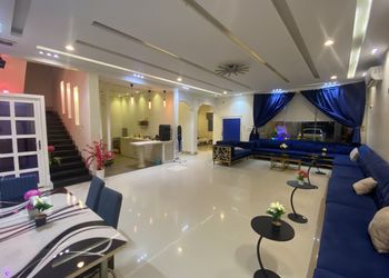 شاليه بمسطح اخضر ومسبح 