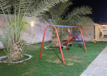 استراحة بمسطح اخضر وألعاب أطفال