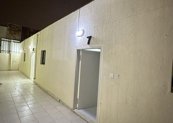 استديو بأثاث مريح وبسيط 