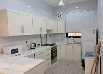 شقة بصالة مريحة ومجلس وبلكونة 