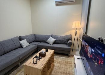 شقة بصالة مريحة ودخول ذاتي 