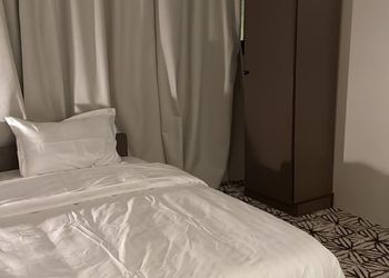 استديو بسرير ماستر وجلسة مريحة 