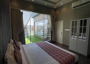 شالية بمجلس مطل على الفناء الخارجي 
