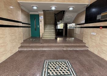 استديو بأثاث مريح وبسيط 