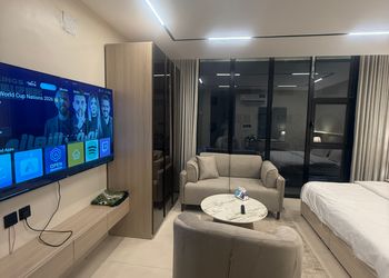استديو بأثاث مريح وبسيط 
